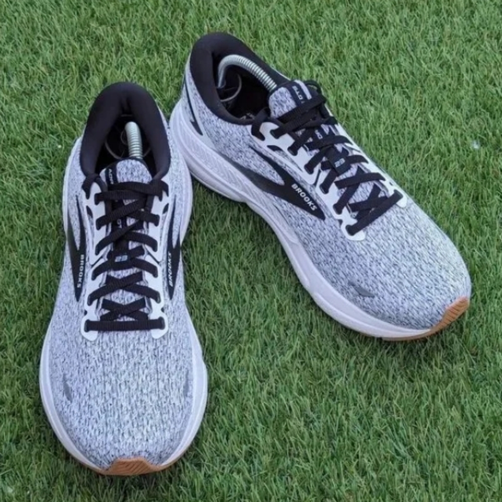 Mens sports shoes